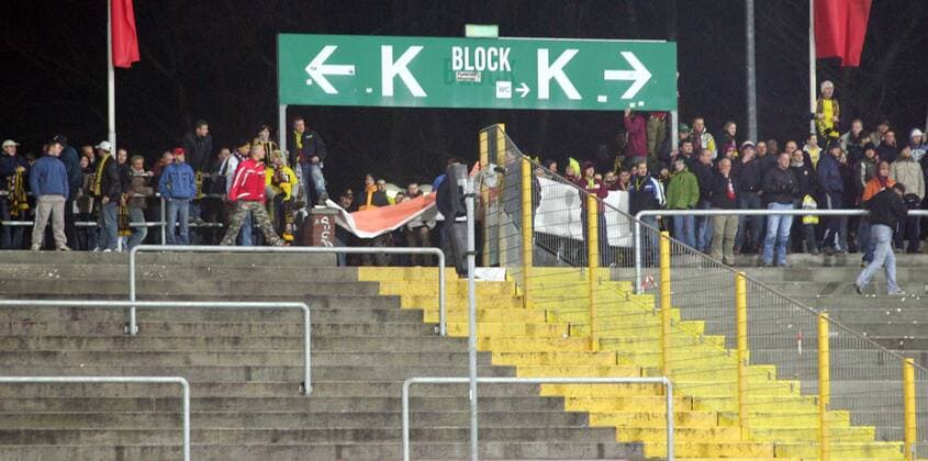 Fußball, Stadiongeschichte SG Dynamo Dresden Fanproteste: Wegen der anhaltenden sportlichen Talfahrt der Dresdner Dynamos, ließen die Fans den Block K für eine Viertelstunde nach Anpfiff leer Fußball 2. BL Herren Saison 2004 2005, 1. FC Dynamo Dresden, Vdig Totale Dresden Leere,