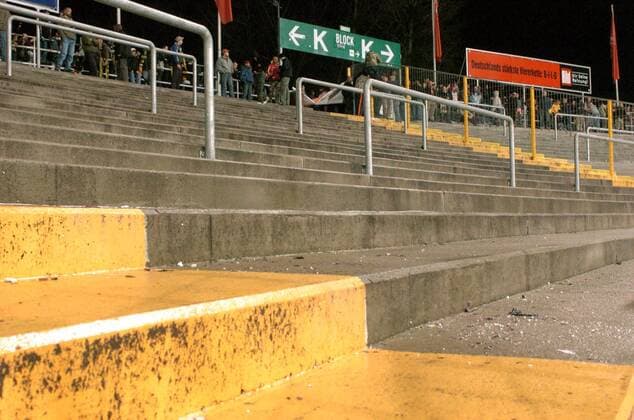 Fußball, Stadiongeschichte SG Dynamo Dresden Der Block K im Rudolf Harbig Stadion ist zu Spielbeginn immer noch leer, die Fans protestieren damit gegen die anhaltende Erfolglosigkeit Fußball 2. BL Herren Saison 2004 2005, 1. FC Dynamo Dresden, Vdig Totale Dresden Leere,
