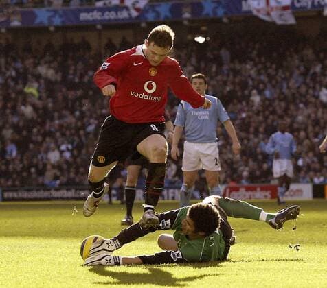 Wayne Rooney (Manchester United, li.) gegen Torwart David James (Manchester City) - EDITORIAL USE ONLY. No use with unauthorised audio, video, data, fixture lists, club league logos or live services. Online in-match use limited to 120 images, no video emulation. No use in betting, games or single club league player publications. Fußball Herren English Premier League 2004 2005, 1. Englische Liga, Manchester City - Manchester United 0:2, ManU Gruppe Manchester Dynamik,