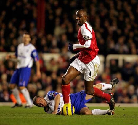 Patrick Vieira (re., Arsenal) gegen Michael Hughes (Crystal Palace) -  Fußball Herren English Premier League 2004 2005, 1. Englische Liga, Arsenal FC London - Crystal Palace 5:1, Gruppe London Dynamik,