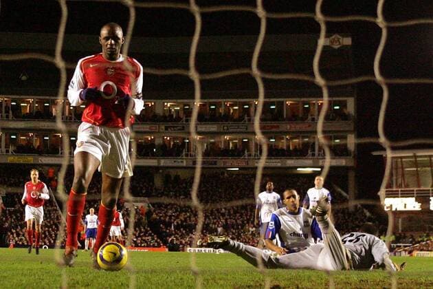 Patrick Vieira (li., Arsenal) auf dem Weg zum 4:0; Torwart Gabor Kiraly (re.) und Fitz Hall (beide Crystal Palace) haben sich schon gegenseitig ausgeschaltet -  Fußball Herren English Premier League 2004 2005, 1. Englische Liga, Arsenal FC London - Crystal Palace 5:1, Gruppe London Dynamik,