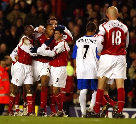 Wayne Routledge (re., Crystal Palace) schleicht enttäuscht davon, während Arsenal das 3:0 bejubelt v.li.: Lauren Etame Mayer, Thierry Henry und Edu (alle Arsenal) -  Fußball Herren English Premier League 2004 2005, 1. Englische Liga, Arsenal FC London - Crystal Palace 5:1, Gruppe London Freude, Begeisterung,