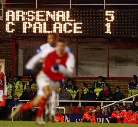 Heimvorteil: Die Anzeigetafel zeigt deutlich, wer zu Hause das Sagen hat: Arsenal 5 - C. Palace 1 -  Fußball Herren English Premier League 2004 2005, 1. Englische Liga, Arsenal FC London - Crystal Palace 5:1, Totale London Dynamik,