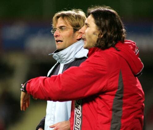 Trainer Jürgen Klopp (hi.) und Co Trainer Zeljko Buvac (beide Mainz) beschweren sich Fußball 1. BL Herren Saison 2004 2005, FSV Mainz 05 Gruppe Leverkusen Skepsis,