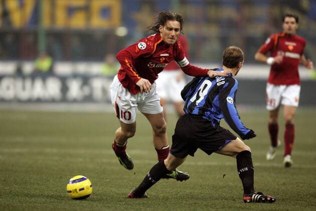 Francesco Totti (li., Roma) gegen Esteban Cambiasso (Inter) -  Fußball Herren Serie A 2004 2005, 1. Italienische Liga, Internazionale Mailand - AS Rom 2:0, Vdig Gruppe Mailand Dynamik,