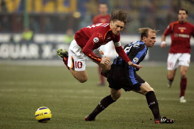 Francesco Totti (li., Roma) gegen Esteban Cambiasso (Inter) -  Fußball Herren Serie A 2004 2005, 1. Italienische Liga, Internazionale Mailand - AS Rom 2:0, Vdig Gruppe Mailand Dynamik,