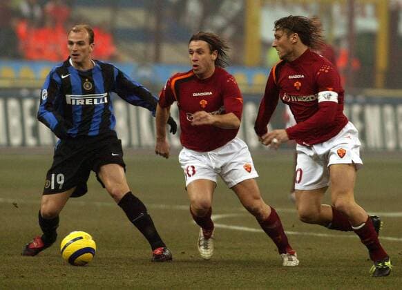 Francesco Totti (re.) und Antonio Cassano (Mitte, beide Roma) gegen Esteban Cambiasso (Inter) -  Fußball Herren Serie A 2004 2005, 1. Italienische Liga, Internazionale Mailand - AS Rom 2:0, Vdig Gruppe Mailand Dynamik,