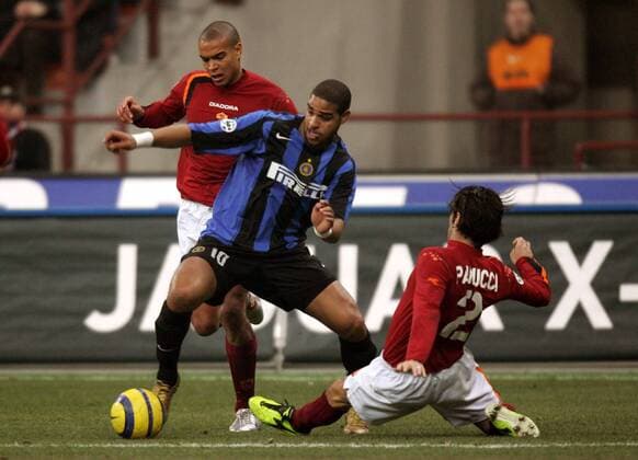 Adriano (Mitte, Inter) gegen Matteo Ferrari (li.) und Christian Panucci (beide Roma) -  Fußball Herren Serie A 2004 2005, 1. Italienische Liga, Internazionale Mailand - AS Rom 2:0, Vdig Gruppe Mailand Dynamik,