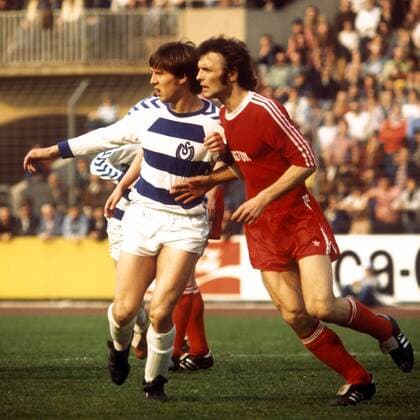 Karl Heinz Körbel (re., Frankfurt) gegen Ronald Worm (Duisburg) Fußball 1. BL Herren Saison 1975 1976, MSV Duisburg - Eintracht Frankfurt 1:1, Mfdia Gruppe Duisburg