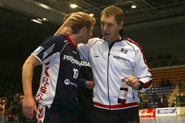 Trainer Kent Harry Andersson bedankt sich bei Sören Styger (beide Flensburg) Handball 1. BL Herren DHB Pokal 2004 2005, Pokalspiel, SG Flensburg-Handewitt Gruppe Hamburg Harmonie