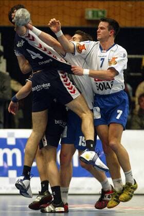 Blazenko Lackovic (Flensburg, li.) gegen Matthias Flohr (re.) und Guillaume Gille (beide Hamburg) Handball 1. BL Herren DHB Pokal 2004 2005, Pokalspiel, HSV Hamburg - SG Flensburg-Handewitt 27:33 Gruppe Hamburg Dynamik, Kampf