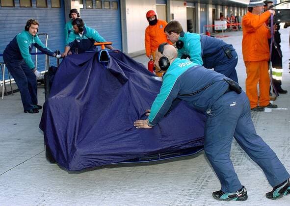 Die Crew von Sauber Petronas manövriert einen abgedeckten Boliden in die Box Motorsport WM Herren Formel 1 Weltmeisterschaft 2005, F1, F, WM, Test, Tests, Testfahrt, Testfahrten, Vdig Gruppe Jerez