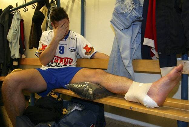 Alois Mraz (Hamburg) kühlt sein verletzten Knöchel - Sein Debüt in Hamburg mußte er nach kurzer Spielzeit mit einem Achillessehnenriss bezahlen Handball 1. BL Herren DHB Pokal 2004 2005, Pokalspiel, HSV Hamburg Einzelbild Hamburg Verzweiflung