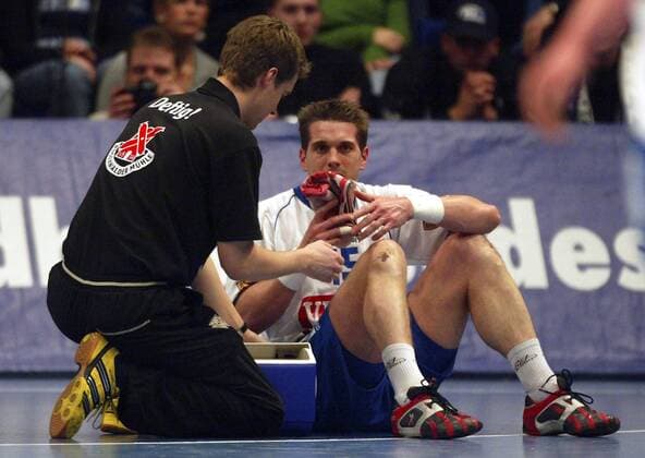 Guillaume Gille wird von Physiotherapeut Niklas Albers (beide Hamburg) behandelt Handball 1. BL Herren DHB Pokal 2004 2005, Pokalspiel, HSV Hamburg Gruppe Hamburg