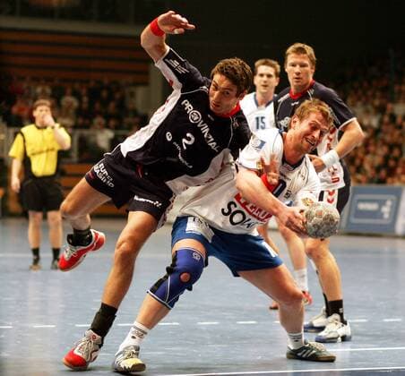 Thomas Knorr (Hamburg, re.) gegen Glenn Solberg (Flensburg) Handball 1. BL Herren DHB Pokal 2004 2005, Pokalspiel, HSV Hamburg - SG Flensburg-Handewitt 27:33 Gruppe Hamburg Dynamik, Kampf