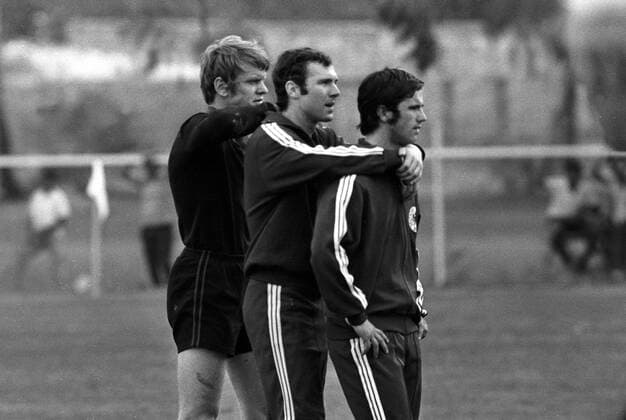 Die drei Bayern Spieler des deutschen WM Kaders von 1970 unter sich: Torwart Sepp Maier (li.), Franz Beckenbauer (Mitte) und Gerd Müller (beide BR Deutschland) schauen dem Trainingsablauf zu Fußball WM Herren Weltmeisterschaft 1970, Nationalmannschaftstraining, Nationalmannschaft, Nationalteam, BRD Gruppe Leon