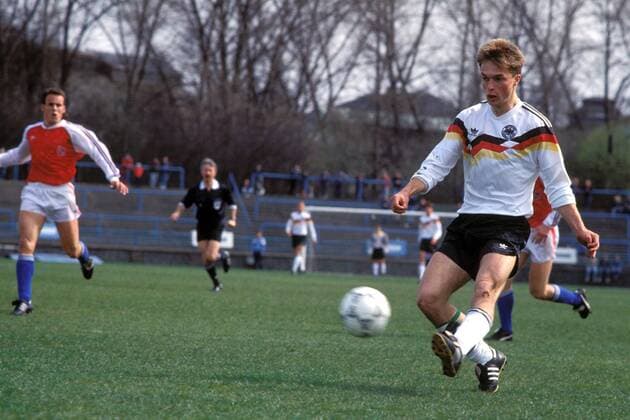 Christian Wück (U21 Deutschland) zieht ab Fußball Länderspiel Herren DEUTSCHSPRACHIGE SPORTZEITSCHRIFTEN UND -ZEITUNGEN NUR NACH RÜCKSPRACHE, U 21 Länderspiel 1992 Einzelbild Pilsen Dynamik,