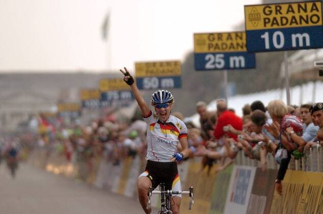 Judith Arndt (Deutschland) gewinnt in Verona und wird Weltmeisterin 2004 -  Radsport WM Damen Weltmeisterschaft 2004, Straßenradsport, Straße, Rad Einzelbild Verona Bardolino Freude, Begeisterung,