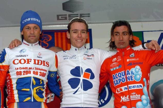 Sieger Philippe Gilbert (Belgien FDJeux.com, Mitte) zwischen dem zweitplazierten Ruggero Marzoli (Italien Acqua e Sapone, re.) und dem drittplazierten Cedric Vasseur (Frankreich Cofidis) -  Radsport Herren Tour du Haut Var 2005, Straßenradsport, Straße, Rad, Gruppe Draguignan