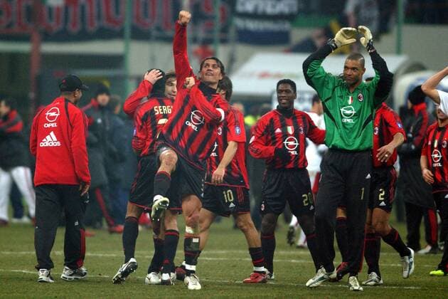 Schlußjubel AC Milan, Paolo Maldini (li.), Clarence Seedorf (Mitte) und Torwart Nelson Dida bedanken sich bei den Anhängern Fußball Herren Serie A 2004 2005, 1. Italienische Liga, AC Mailand Totale Mailand Begeisterung, Freude,