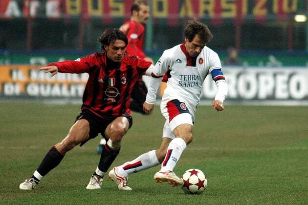 Paolo Maldini (li., Milan) gegen Gianfranco Zola (Cagliari) Fußball Herren Serie A 2004 2005, 1. Italienische Liga, AC Mailand - US Cagliari 1:0 Gruppe Mailand Dynamik,