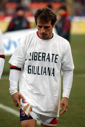 Gianfranco Zola (Cagliari) trägt ein T Shirt mit dem Aufdruck Liberate Giuliana, einer Aufforderung zur Freilassung der im Irak als Geisel gehaltenen Journalistin Giuliana Sgrena Fußball Herren Serie A 2004 2005, 1. Italienische Liga, US Cagliari Einzelbild Mailand Nachdenklichkeit,