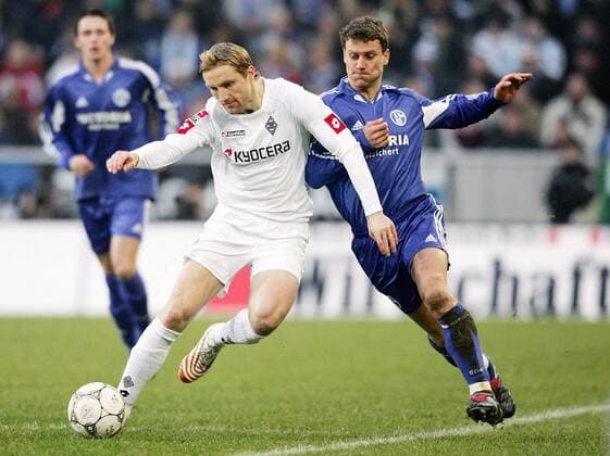 Milan Fukal (li., Gladbach) gegen Ebbe Sand (Schalke) Fußball 1. BL Herren Saison 2004 2005, Borussia Mönchengladbach - FC Schalke 04 1:3 Gruppe Mönchengladbach Dynamik,