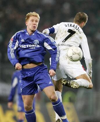 Mike Hanke (li., Schalke) gegen Jeff Strasser (Gladbach) Fußball 1. BL Herren Saison 2004 2005, Borussia Mönchengladbach - FC Schalke 04 1:3 Gruppe Mönchengladbach Dynamik,