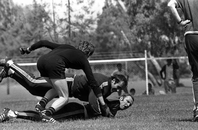 Die drei Torleute des deutschen WM-Kaders von 1970 haben beim Training sichtlich Spaß: Torwart Manfred Manglitz (unten) liegt unter Torwart Horst Wolter (Mitte), Torwart Sepp Maier (alle BR Deutschland) kommt hinzu Fußball WM Herren Weltmeisterschaft 1970, Nationalmannschaftstraining, Nationalmannschaft, Nationalteam, Training, BRD Gruppe Leon Komik