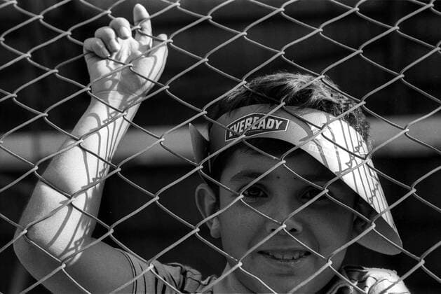 Hinter Gittern: ein kleiner mexikanischer Junge Fußball WM Herren Weltmeisterschaft 1970 Einzelbild Leon