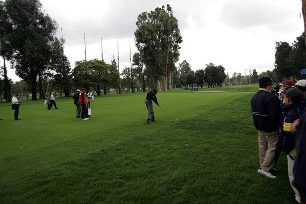 Eldrick Tiger Woods (USA, Mitte) - Schlag vom Fairway - (Icon7404078) Golf Herren Nissan Open 2005, Golfen, PGA-Tour Totale Pacific Palisades EDITORIAL USE ONLY