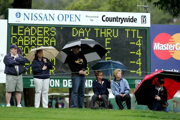 Fans harren trotz des Regens bei den Nissan Open 2005 aus - (Icon7404081) Golf Herren Nissan Open 2005, Golfen, PGA-Tour Gruppe Pacific Palisades EDITORIAL USE ONLY