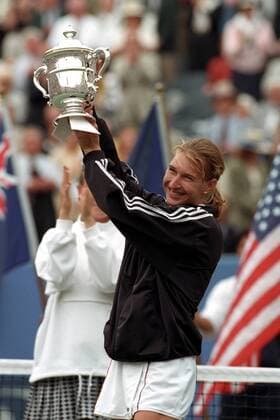 Steffi Graf (Deutschland) präsentiert stolz ihre Trophäe Tennis Damen US Open 1995, Grand Slam, WTA Tour, Einzelbild Flushing Meadow, Meadows New York Freude,