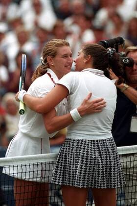 Steffi Graf (Deutschland, li.) empfängt die Glückwünsche ihrer unterlegenen Finalgegnerin Monica Seles (USA) Tennis Damen US Open 1995, Grand Slam, WTA Tour, Gruppe Flushing Meadow, Meadows New York