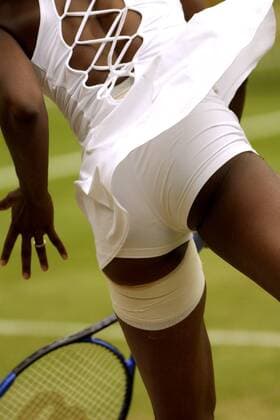 Venus Williams (USA) flattert das Kleidchen beim Aufschlag Tennis Damen All England Championships 2003, WTA Tour, Grand Slam Einzelbild Wimbledon London Dynamik,