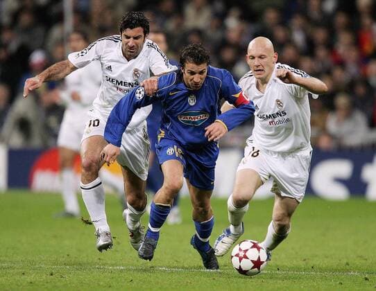 Alessandro del Piero (Mitte, Juve) gegen Luis Figo (li.) und Thomas Gravesen (beide Real Madrid) -  Fußball EC 1 Herren Champions League 2004 2005, Real Madrid CF - Juventus Turin 1:0 Gruppe Madrid Dynamik, Kampf,