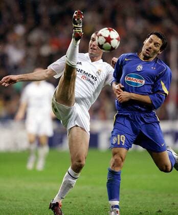Zinedine Zidane (li., Real Madrid) gegen Gianluca Zambrotta (Juve) -  Fußball EC 1 Herren Champions League 2004 2005, Real Madrid CF - Juventus Turin 1:0 Gruppe Madrid Dynamik,