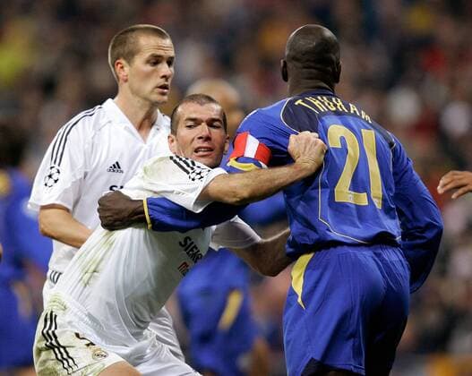 Zinedine Zidane (Mitte, Real Madrid) versucht sich von Lilian Thuram (Juve) zu lösen, li. Michael Owen (Real Madrid) -  Fußball EC 1 Herren Champions League 2004 2005, Real Madrid CF - Juventus Turin 1:0 Gruppe Madrid Dynamik, Kampf,