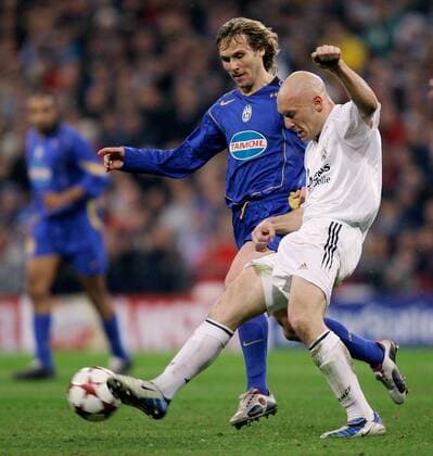 Thomas Gravesen (re., Real Madrid) gegen Pavel Nedved (Juve) -  Fußball EC 1 Herren Champions League 2004 2005, Real Madrid CF - Juventus Turin 1:0 Gruppe Madrid Dynamik,