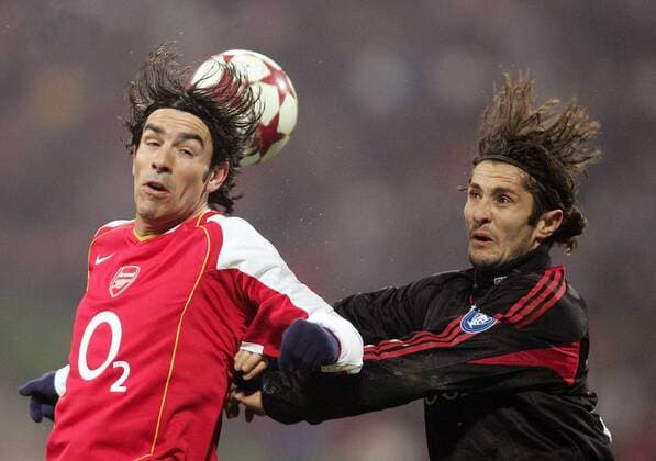Robert Pires (li., Arsenal) gegen Bixente Lizarazu (Bayern) Fußball EC 1 Herren Champions League 2004 2005, FC Bayern München - Arsenal FC London 3:1 Gruppe München Dynamik,