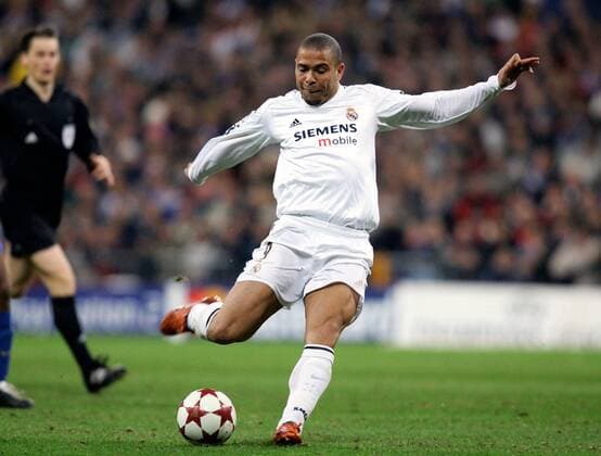 Ronaldo (Real Madrid) zieht ab -  Fußball EC 1 Herren Champions League 2004 2005, Real Madrid CF Einzelbild Madrid Dynamik,