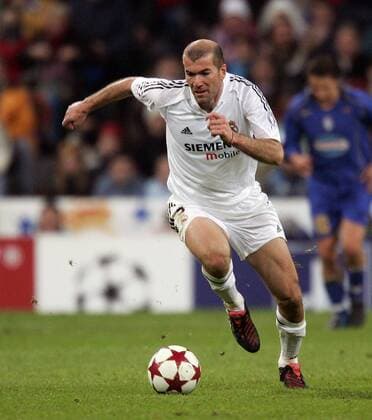 Zinedine Zidane (Real Madrid) am Ball Fußball EC 1 Herren Champions League 2004 2005, Real Madrid CF Einzelbild Madrid Dynamik,