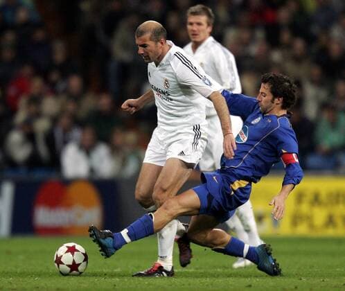 Zinedine Zidane (Real Madrid, li.) gegen Alessandro Del Piero (Juventus) Fußball EC 1 Herren Champions League 2004 2005, Real Madrid CF - Juventus Turin 1:0, Juve, Achtelfinale Gruppe Madrid Dynamik, Kampf,
