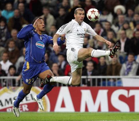 Zinedine Zidane (Real Madrid, re.) zieht ab gegen Jonathan Zebina (Juventus) -  Fußball EC 1 Herren Champions League 2004 2005, Real Madrid CF - Juventus Turin 1:0, Juve, Achtelfinale Gruppe Madrid Dynamik,