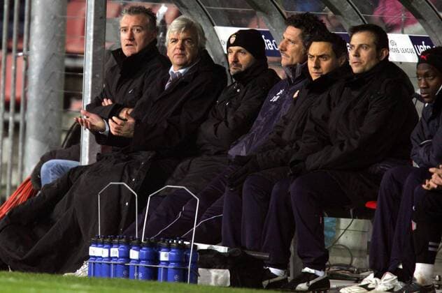 Bank Monaco v.li.: Trainer Didier Deschamps, Assistent Jean Petit, Fitneßtrainer Antonio Pintus, Torwarttrainer Jean Luc Ettori, Mannschaftsarzt Philippe Afriat und Physiotherapeut Christian Gal Fußball EC 1 Herren Champions League 2004 2005, Achtelfinale, AS Monaco, Vdig Gruppe pan8356 Eindhoven  