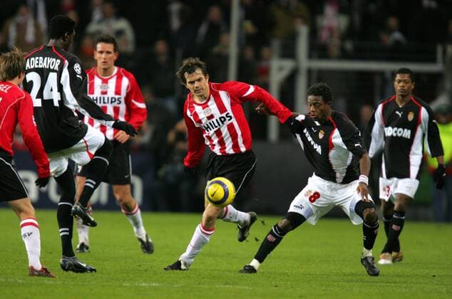 Phillip Cocu (Mitte, Eindhoven) gegen Mohamed Kallon (re.) und Emmanuel Adebayor (beide Monaco) Fußball EC 1 Herren Champions League 2004 2005, Achtelfinale, PSV Eindhoven - AS Monaco 1:0, Vdig Gruppe pan8356 Eindhoven Dynamik,  