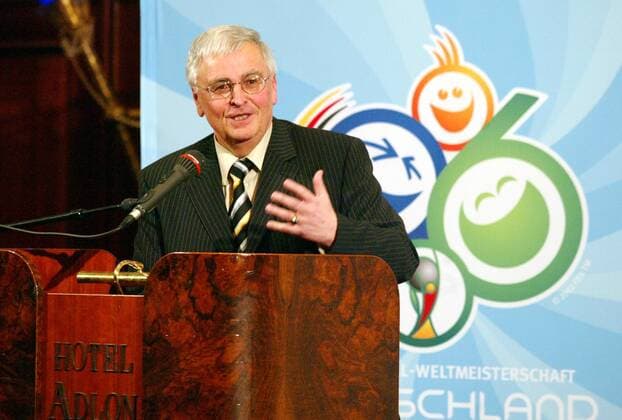 DFB Präsident Dr. Theo Zwanziger (Deutschland) hält eine Ansprache während der Präsentation der Sonderpostwertzeichenserie der Deutschen Sporthilfe Fußball WM Herren Vorstellung der Sonderbriefmarken der Deutschen Sporthilfe 2005, Präsentation, Pressetermin Einzelbild Für den Sport, Vorschau 2006, Deutsche Berlin, Weltmeisterschaft