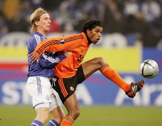 Brandao (Donetsk, re.) gegen Christian Poulsen (Schalke) Fußball EC 3 Herren UEFA Cup 2004 2005, Pokal, Europapokal, Europacup, FC Schalke 04 - Shakhtar Donezk 0:1, Schachtjor Gruppe Gelsenkirchen Dynamik,