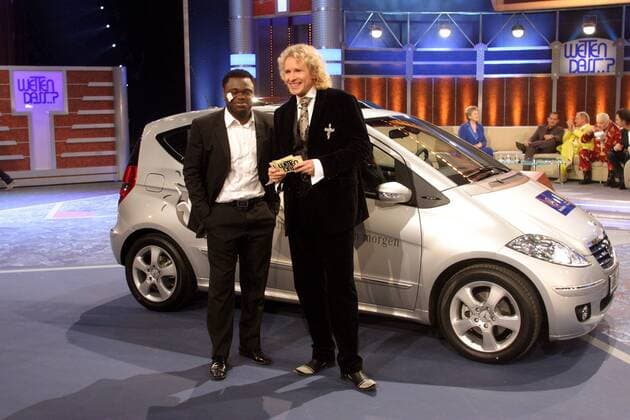 Gerald Asamoah (Deutschland FC Schalke 04, li.) zu Gast bei Moderator Thomas Gottschalk in der ZDF Fernsehshow Wetten dass...? Fußball Herren Wetten das 2004, Fernsehsendung, Sendung, TV, Vdig Totale Hannover