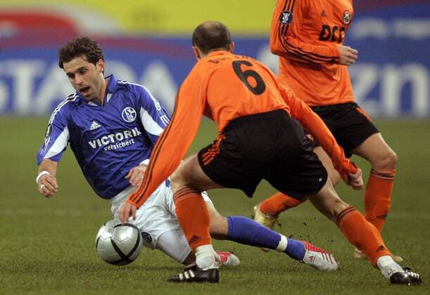 Lincoln (Schalke, li.) scheitert gegen Igor Duljaj (Donetsk) Fußball EC 3 Herren UEFA Cup 2004 2005, Pokal, Europapokal, Europacup, FC Schalke 04 - Shakhtar Donezk 0:1, Schachtjor Gruppe Gelsenkirchen Dynamik,